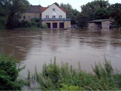 das Bootshaus an der Mulde steht im Wasser