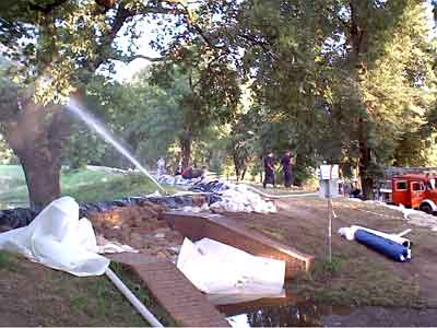 die Feuerwehr pumpt Wasser an den Kanlen der Kornhausstrae