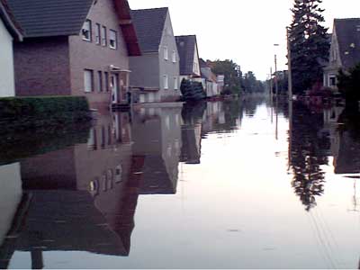 Huser in der Kreisstrae, Wasserstand auf der Strae ca. 1,00 Meter