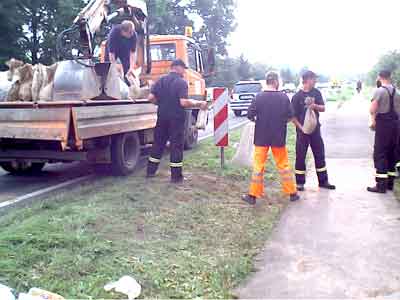 Helfer auf der Zufahrtstrae nach Midlensee