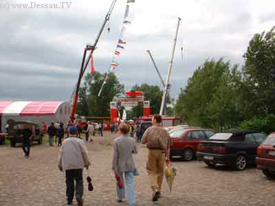 der Eingang zum Festzelt und zum Fahrerlager