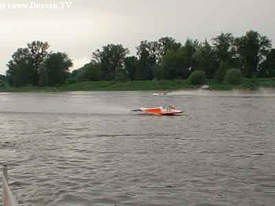 die Boote fahren im Banannenkurs im U der Elbe