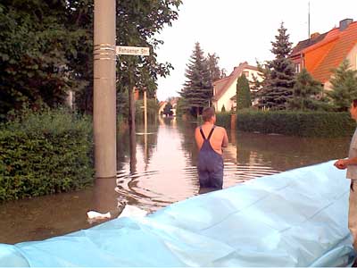 stlich der Rehsener Strae stehen alle Huser unter Wasser - hier ist der 2. Verteidungswall