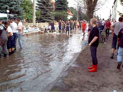 Brennpunkt Rehsener Strae, die Scke halten den Wassermassen nicht mehr Stand