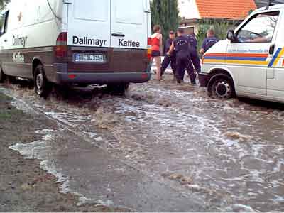 drckendes Wasser hinter dem Wall