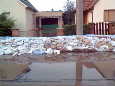 Garage schon halb unter Wasser - Hhenunterschied des Wassers hinter dem Wall ca. 80 cm