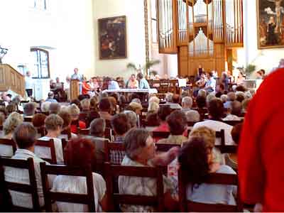 die Kirche war restlos voll, viele mussten stehen