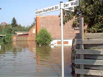 ca. 1,50 m stehen mache Huser unter Wasser