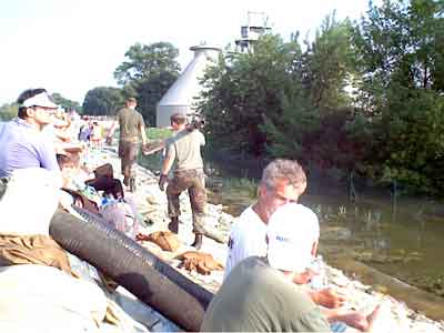 auch auf der anderen Seite sieht man kein Grass mehr, alles voller Sandscke