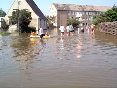 Anwohner knietief im Wasser, Verzweiflung beim Anblick der eigenen Huser