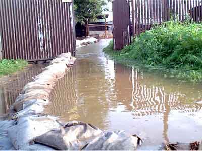 durch den hof eines Hauses fliet das Wasser