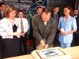 Oberbrgermeister Herr Otto beim aufschneiden der Automeiletorte