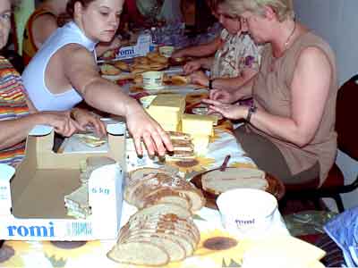 die Frauen vom DRK machen fleiig Lanschpakete fertig