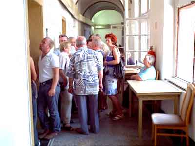 Schlange bei der Antragstellung fr die 500,- Euro Soforthilfe pro Person im Rathaus