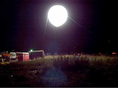 Ballonlampe mit Helium erleuchtet den gesamten Flugplatz