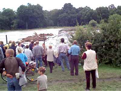 Schaulustige am Wehr